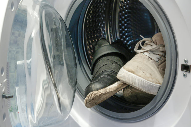 Как стирать обувь в стиральной машине правильно