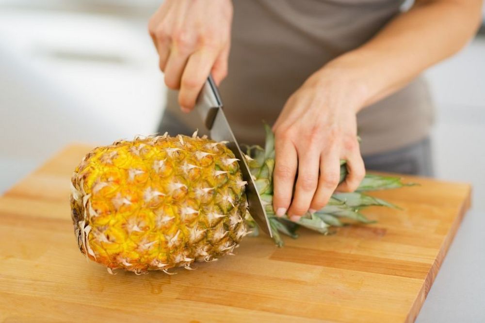 kak-pravilno-chistit-ananas (1)