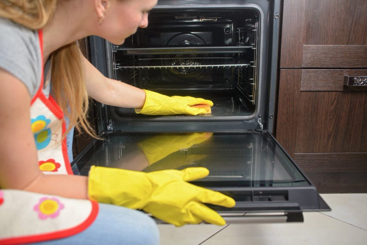 Почему важно отмывать духовку?