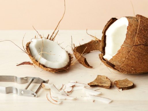 Как правильно и быстро почистить кокос дома — Простые способы расколоть орешек