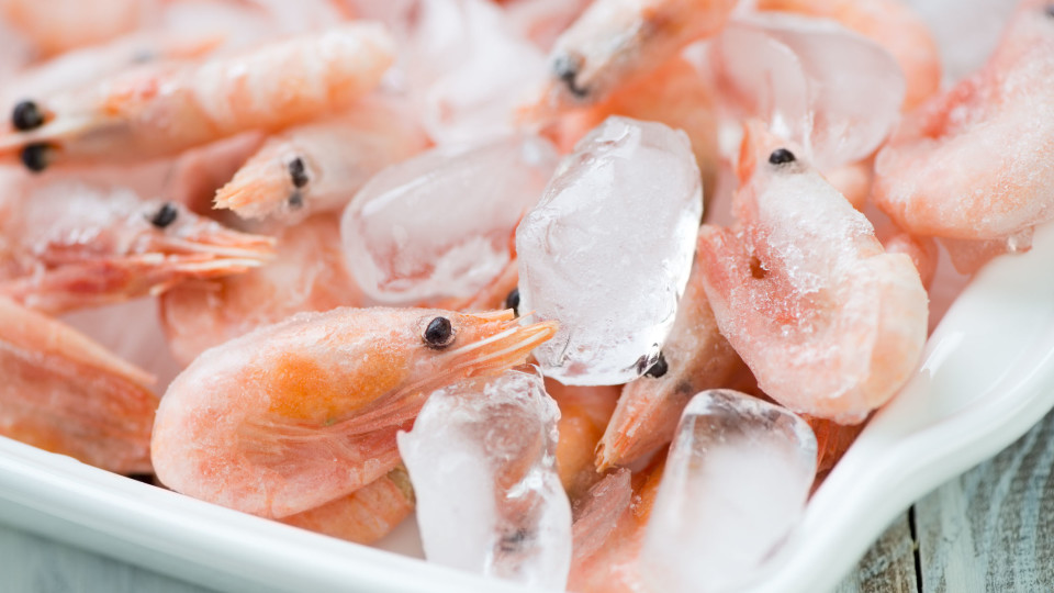 Как варить креветки замороженные неочищенные правильно и быстро — Лучшие рецепты