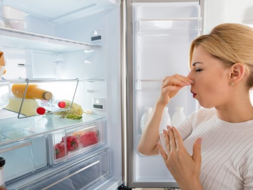 Чем убрать запах в холодильнике — ТОП средства