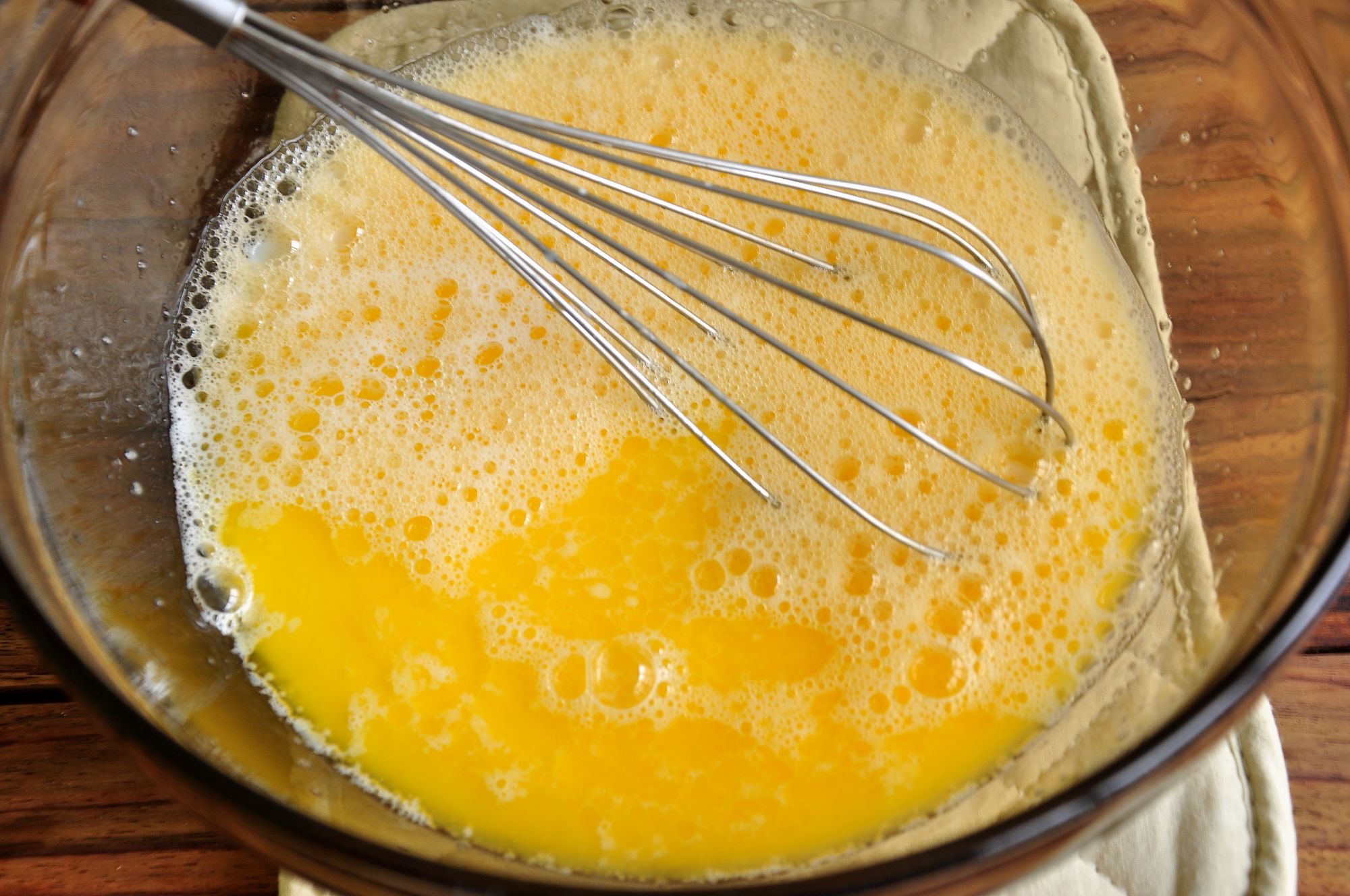 Для чего в тесто добавляют масло. Взбитые яйца. Взбитые яйца с сахаром. Взбитые яйца в миске. Взбить яйца венчиком.